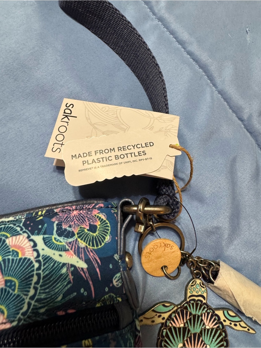 Sakroots Basic Crossbody Bag in Blue Seascape print - Picture 4 of 7